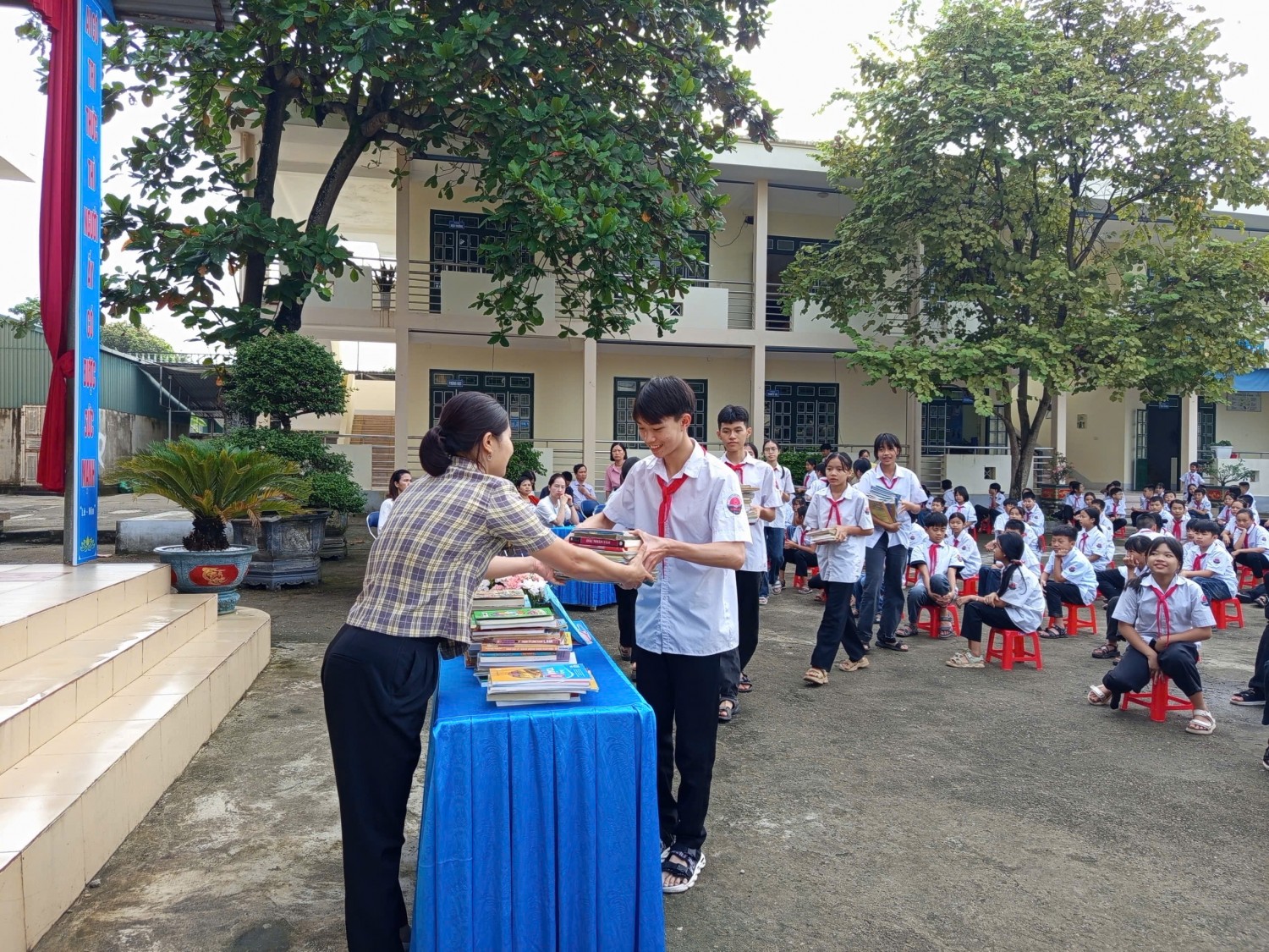 Các em học sinh tham gia ủng hộ sách 4