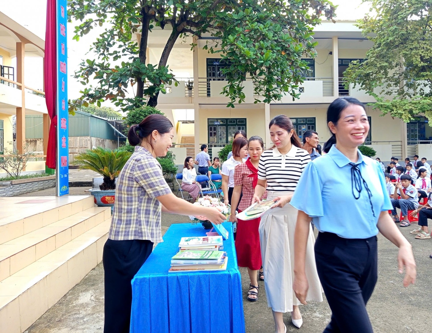 Hình ảnh các thầy cô ủng hộ sách 1