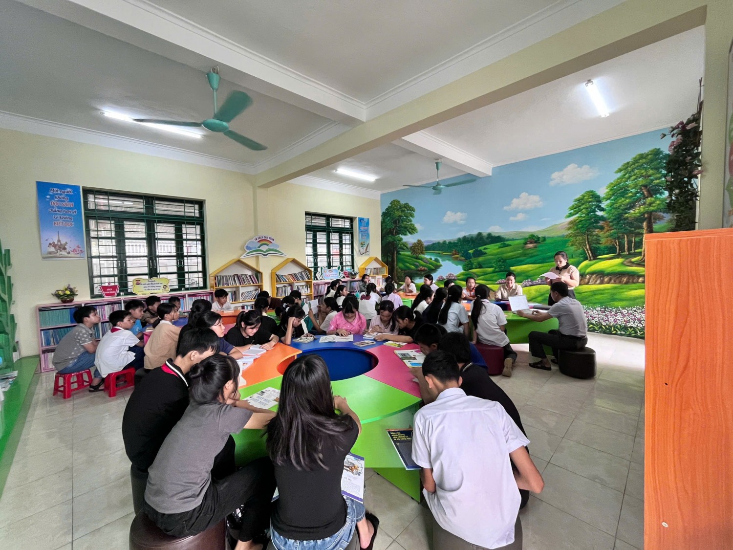 Học sinh đọc sách tại thư viện