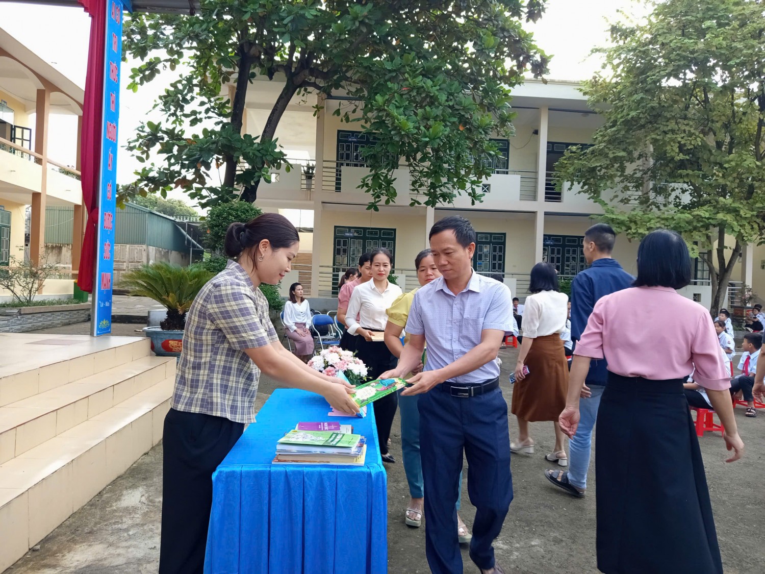 Thầy cô tham gia ủng hộ sách 4