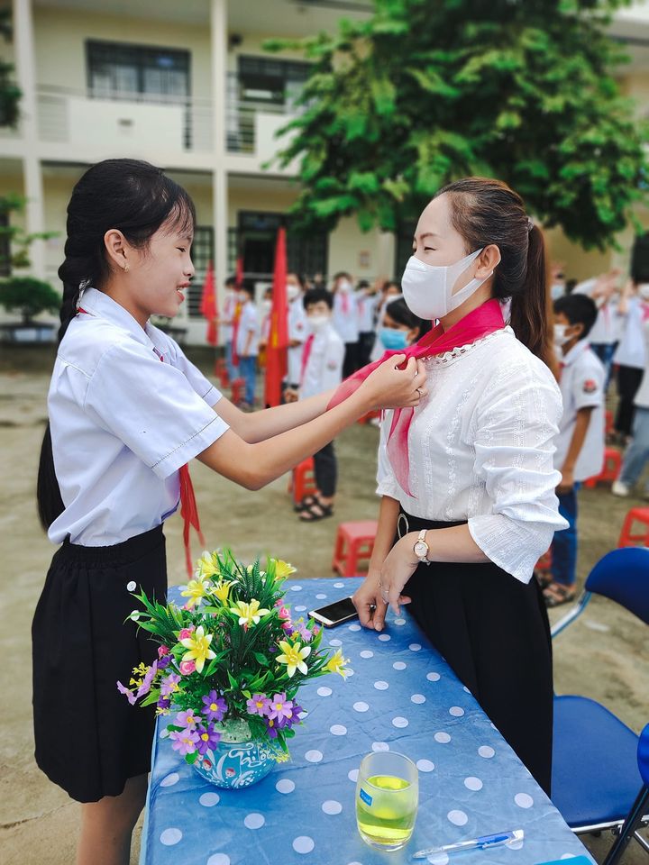 Nghi thức thắt khăn quàng cho đại biểu