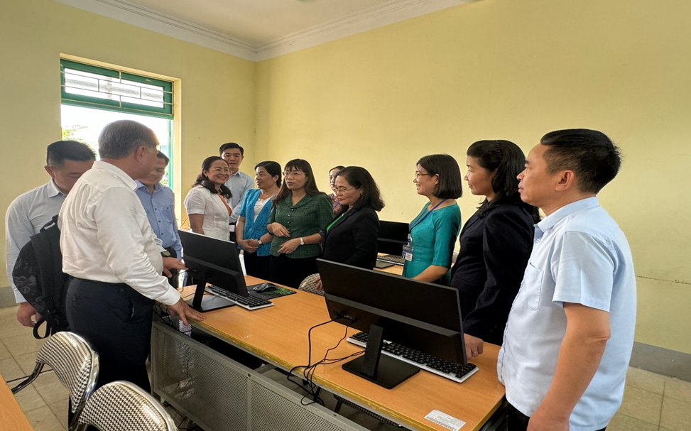 Thăm phòng máy tính HĐND Thành phố Hồ Chí Minh trao tặng cho Trường THCS xã Noong Hẹt